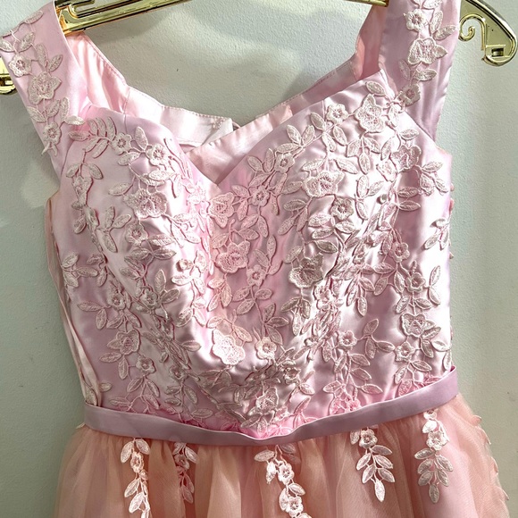 A mini floral blush pink, off the shoulders, dinner dress. - Picture 1 of 4
